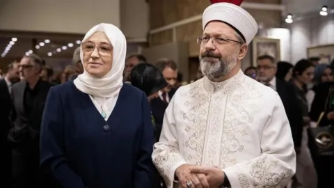 Erbaş ve eşi hacca giderken ütücülerini de götürmüşler.!